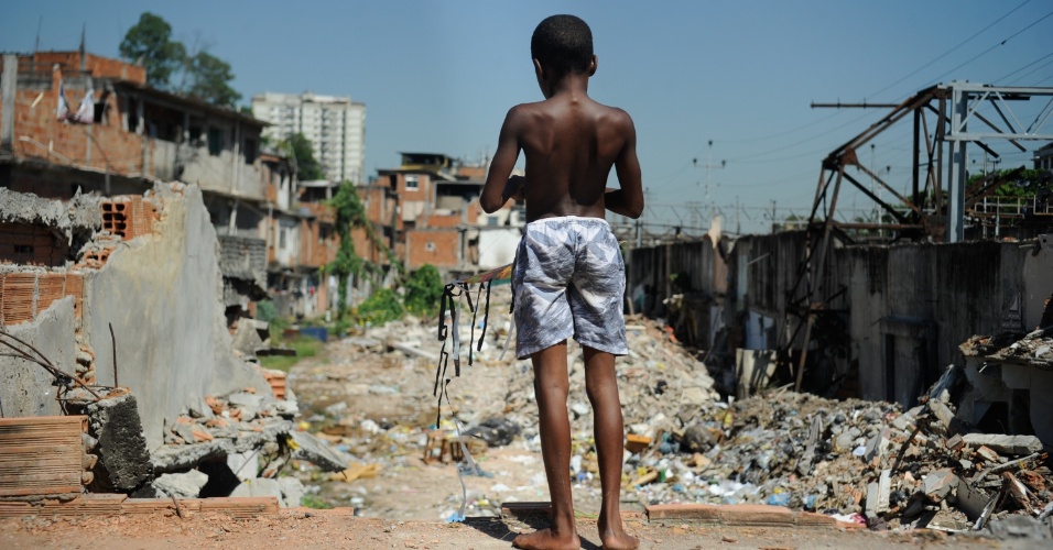 9jan2014-menino-observa-imoveis-demolidos-na-favela-metro-mangueira-proxima-ao-estadio-do-maracana-na-zona-norte-do-rio-de-janeiro-nesta-quinta-feira-9-a